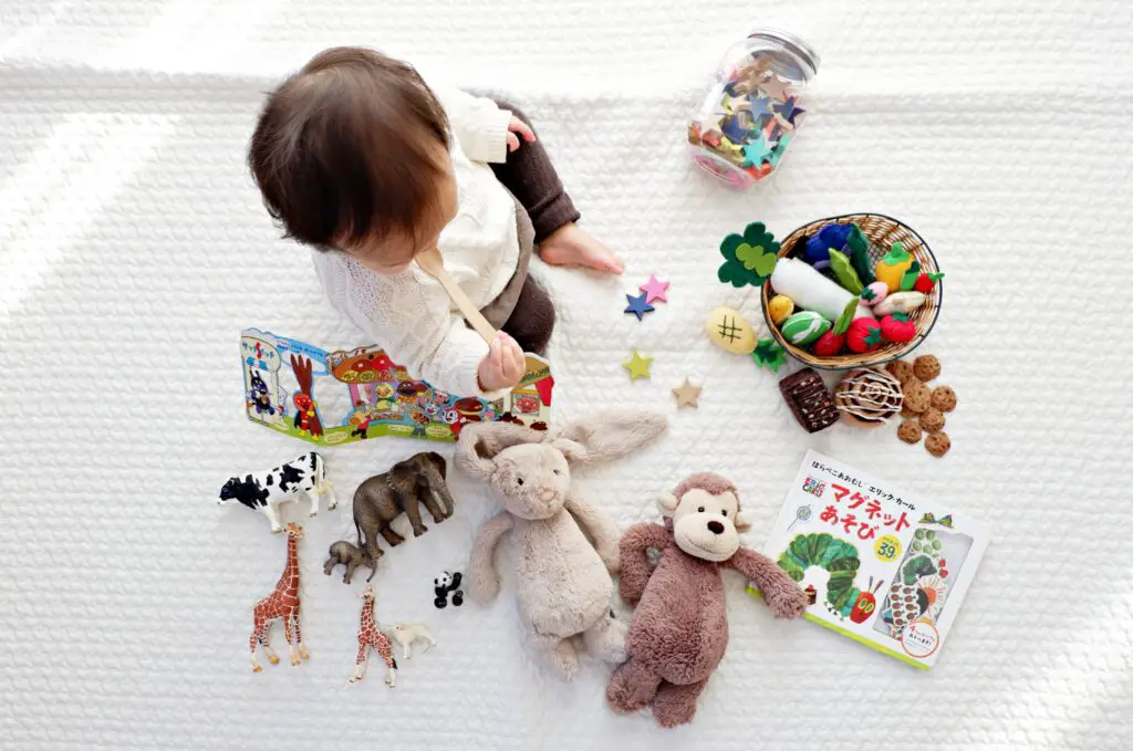 Baby med legetøj fra forældre