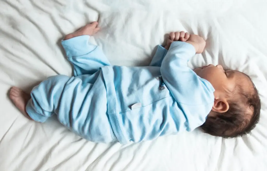Baby sover - hvor meget tøj skal de sove med?